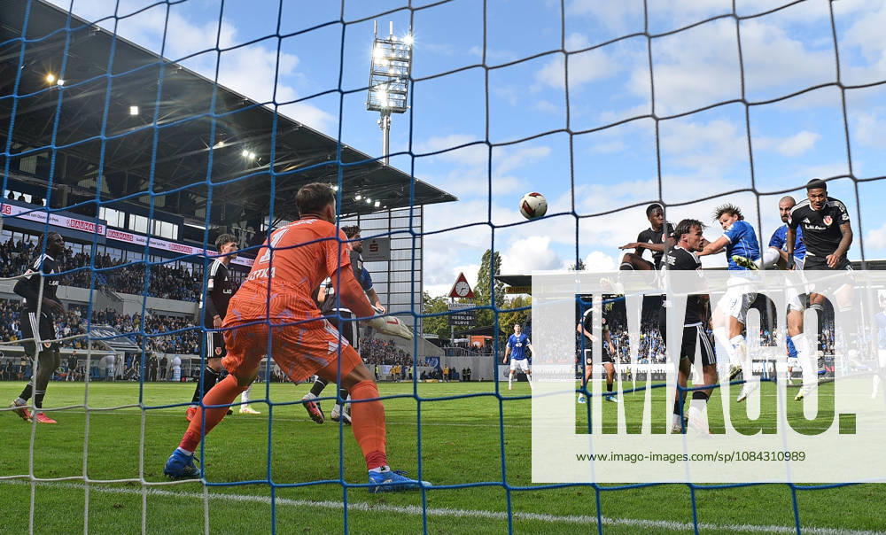 Fussball 2.Bundesliga, SV Darmstadt 98 - Energie Cottbus v.l. Marcel Lotka (FC Engerie Cottbus), Torschuetze Torschütze Aleksandar Vukotic (SV Darmstadt 98) Goal scored, Tor zum 2:1 Darmstadt