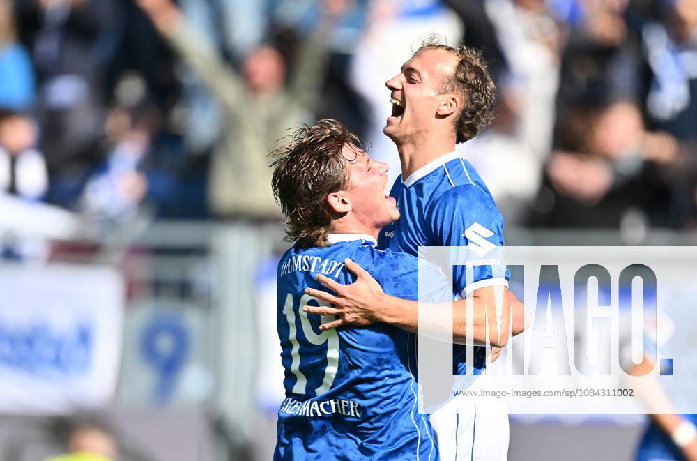 Fussball 2.Bundesliga, SV Darmstadt 98 - Energie Cottbus v.l. Fynn-Luca Fynn Luca Lakenmacher (SV Darmstadt 98) zautz, Torschuetze Torschütze Yannik Lührs Luehrs (SV Darmstadt 98) Torjubel, Jubel, Goal celebration, celebrate the goal zum 3:1 jubelnd bejubelt jubelt jubeln Jubel Darmstadt