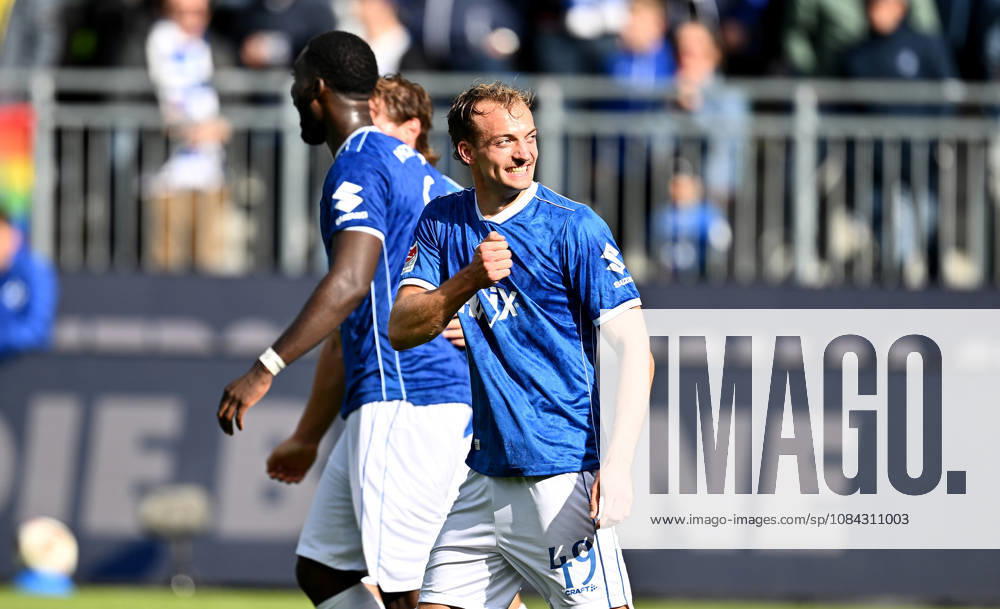 Fussball 2.Bundesliga, SV Darmstadt 98 - Energie Cottbus v.l. Torschuetze Torschütze Yannik Lührs Luehrs (SV Darmstadt 98) Torjubel, Jubel, Goal celebration, celebrate the goal zum 3:1 jubelnd bejubelt jubelt jubeln Jubel Darmstadt