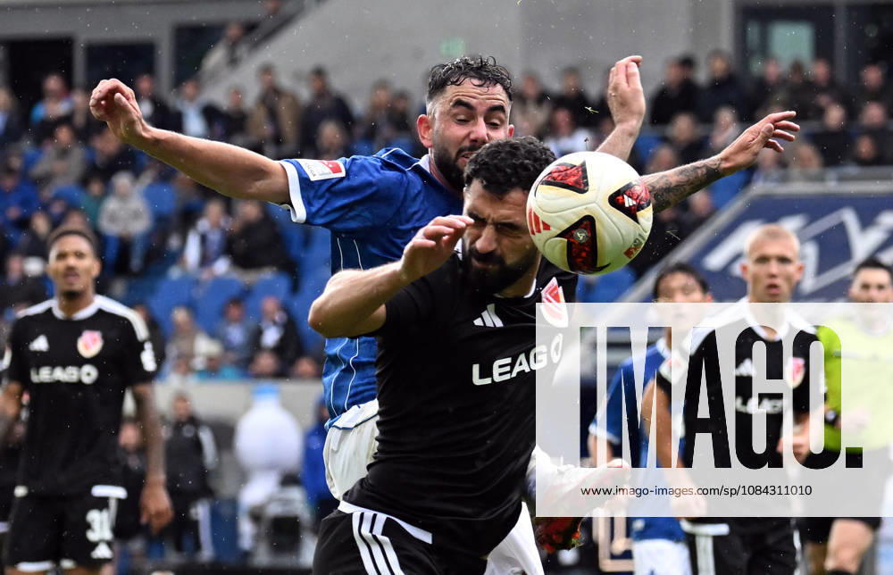 Fussball 2.Bundesliga, SV Darmstadt 98 - Energie Cottbus v.l. Tolgay Cigerci (Energie Cottbus), Marco Richter (SV Darmstadt 98) Darmstadt