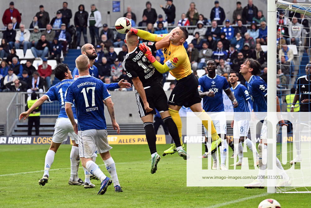 Fussball 2.Bundesliga, SV Darmstadt 98 - Energie Cottbus v.l. Kai Klefisch (SV Darmstadt 98), Aleksandar Vukotic (SV Darmstadt 98), Dmytro Bogdanov (Energie Cottbus), Marcel Schuhen (SV Darmstadt 98) Darmstadt