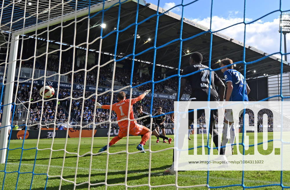 Fussball 2.Bundesliga, SV Darmstadt 98 - Energie Cottbus v.l. Noah Weißhaupt (SV Darmstadt 98) Goal scored, erzielt das Tor zum. 1:1 Marcel Lotka (Energie Cottbus) Darmstadt