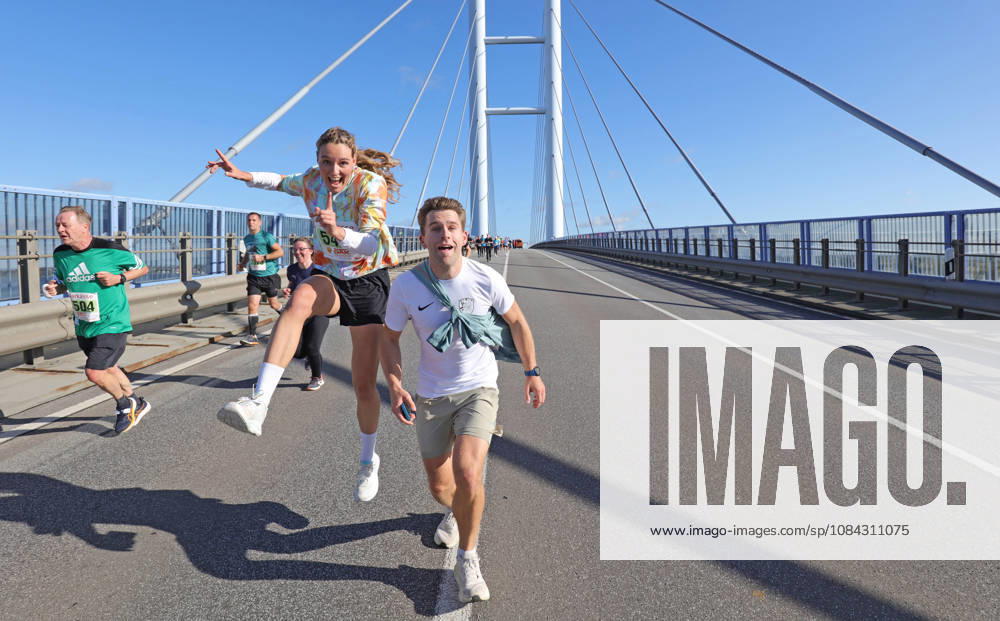 Wenn die Rügenbrücke den Läufern gehört Der 18. Rügenbrücken-Marathon feiert einen Teilnehmerrekord und zeigt, wie aus einer außergewöhnlichen Strecke ein sportliches Ereignis mit regionaler Strahlkraft geworden ist Es gibt Orte, an denen mehr ist als Bewegung. Orte, an denen sich Landschaft, Gemeinschaft und persönlicher Ehrgeiz zu einem besonderen Erlebnis verbinden. Die Rügenbrücke zwischen Stralsund und der Insel Rügen ist ein solcher Ort. Wo sich gewöhnlich der Verkehr über den Strelasund bewegt, gehören an diesem Sonnabend die Fahrbahnen den Läuferinnen und Läufern, den Walkern und den Kindern Menschen, die ihre eigenen Grenzen ausloten und zugleich Teil eines großen gemeinsamen Augenblicks werden. Der 18. Sparkassen Rügenbrücken-Marathon und DAK Lauf- und Walking Day am 10. Oktober 2026 setzt dabei eine neue Bestmarke: 7.565 Teilnehmerinnen und Teilnehmer haben sich angemeldet so viele wie noch nie. Damit wird das sportliche Ereignis auch zu einem eindrucksvollen Bekenntnis zur Anziehungskraft der Region Vorpommern. Das achtzehnte Lebensjahr, das die Veranstaltung in diesem Jahr erreicht, ist dabei mehr als eine hübsche Jubiläumszahl. Es markiert den Weg eines Sportereignisses, das sich längst im Veranstaltungskalender der Hansestadt etabliert hat und dessen Reiz weit über die Grenzen Mecklenburg-Vorpommerns hinausreicht. Sieben Strecken, ein gemeinsames Ziel Das Besondere an diesem Lauf ist seine Offenheit. Nicht allein die Ausdauerathleten, die sich der Königsdisziplin über 42,195 Kilometer stellen, prägen das Bild. Der Rügenbrücken-Marathon versteht sich ebenso als Einladung an Freizeitsportler, Familien, Kinder und Menschen, die lieber gehend als laufend unterwegs sind. Insgesamt sieben Strecken stehen zur Auswahl. Der Marathon führt über die Brücke hinaus auf die Insel Rügen und durch den Südwesten der Insel. Hinzu kommen Halbmarathon, Zehn-Kilometer-Lauf, kürzere Distanzen sowie Walking- und Nordic-W