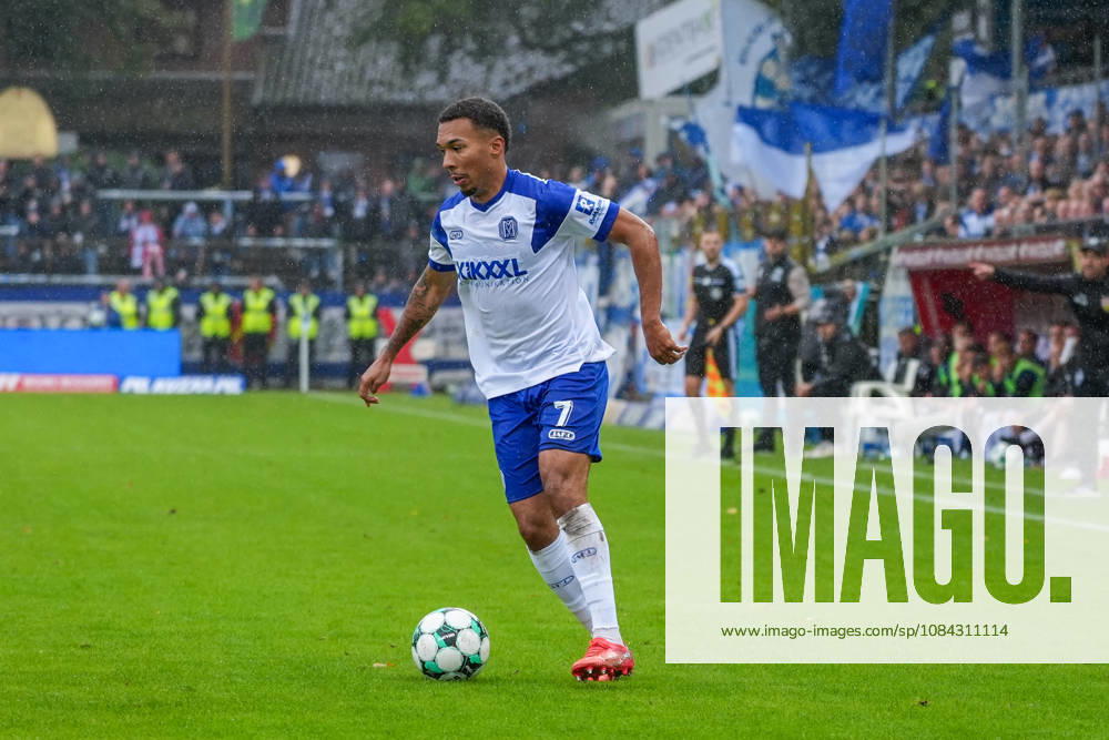 Deutschland: Fussball, 3. Liga, 8. Spieltag, Hänsch-Arena, Meppen, Emsland, Niedersachsen, SV Meppen vs. VfB Stuttgart U21, U 21 VfB Stuttgart II: Oliver Schmitt (SV Meppen, 7) vor seinem Tor zum 1:1