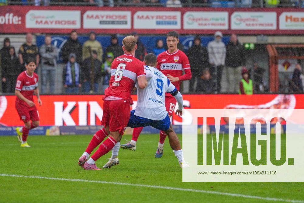 Deutschland: Fussball, 3. Liga, 8. Spieltag, Hänsch-Arena, Meppen, Emsland, Niedersachsen, SV Meppen vs. VfB Stuttgart U21, U 21 VfB Stuttgart II: Cyrill Akono (SV Meppen, 9) stellt den Körper rein