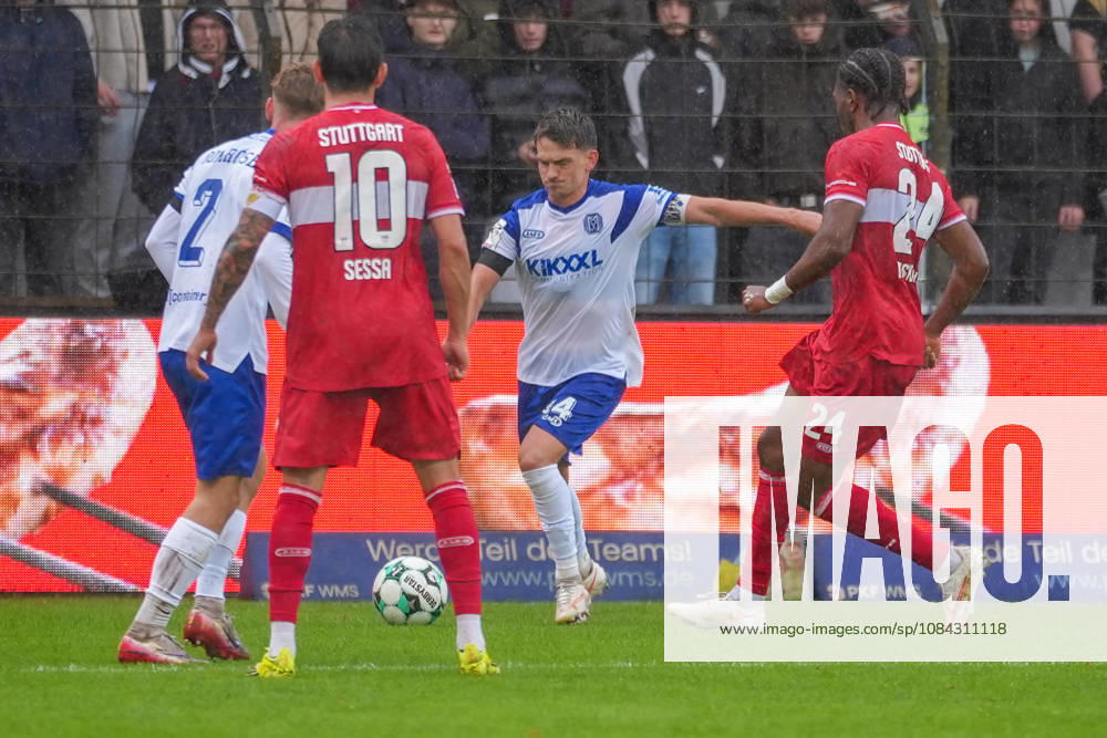 Deutschland: Fussball, 3. Liga, 8. Spieltag, Hänsch-Arena, Meppen, Emsland, Niedersachsen, SV Meppen vs. VfB Stuttgart U21, U 21 VfB Stuttgart II: Thorben Deters (SV Meppen, 14) flankt.