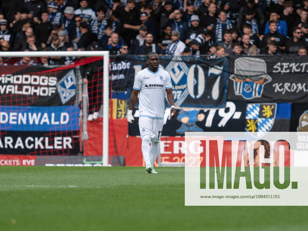 Owono-Darnell Keumo (SV Waldhof Mannheim, 17) enttaeuscht nach 0:1 durch Luca Molinari (SG Sonnenhof Grossaspach, 21) GER, Fussball, SG Sonnenhof Grossaspach vs. SV Waldhof Mannheim, 3. Liga, 8. Spieltag, Aspach, Saison 2026 2027, 10.10.2026 GER, Fussball, SG Sonnenhof Grossaspach vs. SV Waldhof Mannheim, 3. Liga, 8. Spieltag, Aspach, Saison 2026 2027, 10.10.2026 Aspach