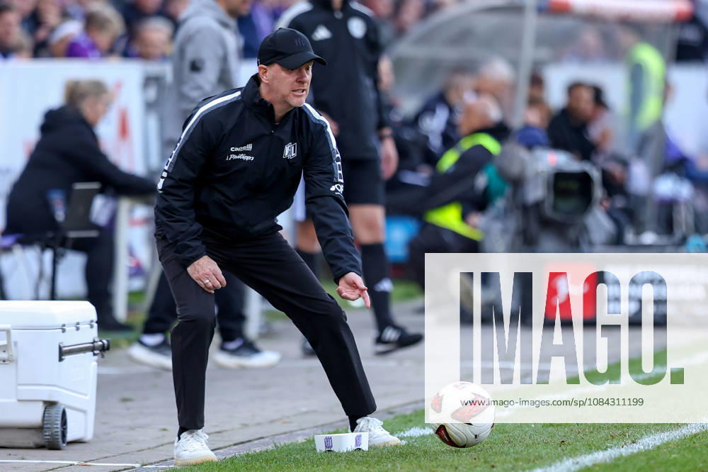 2026.10.10, Fußball, 2. Bundesliga, VfL Osnabrück - SG Dynamo Dresden, Stadion an der Bremer Brücke, 7.Spieltag, Saison 2026 2027: Timo Schultz (VfL Osnabrueck Trainer) spielt Ball am _Spielfeldrand DFB regulations prohibit any use of photographs as image sequences and or quasi-video. Photo: WilkowskixPressefotoKochx Niedersachsen Deutschland