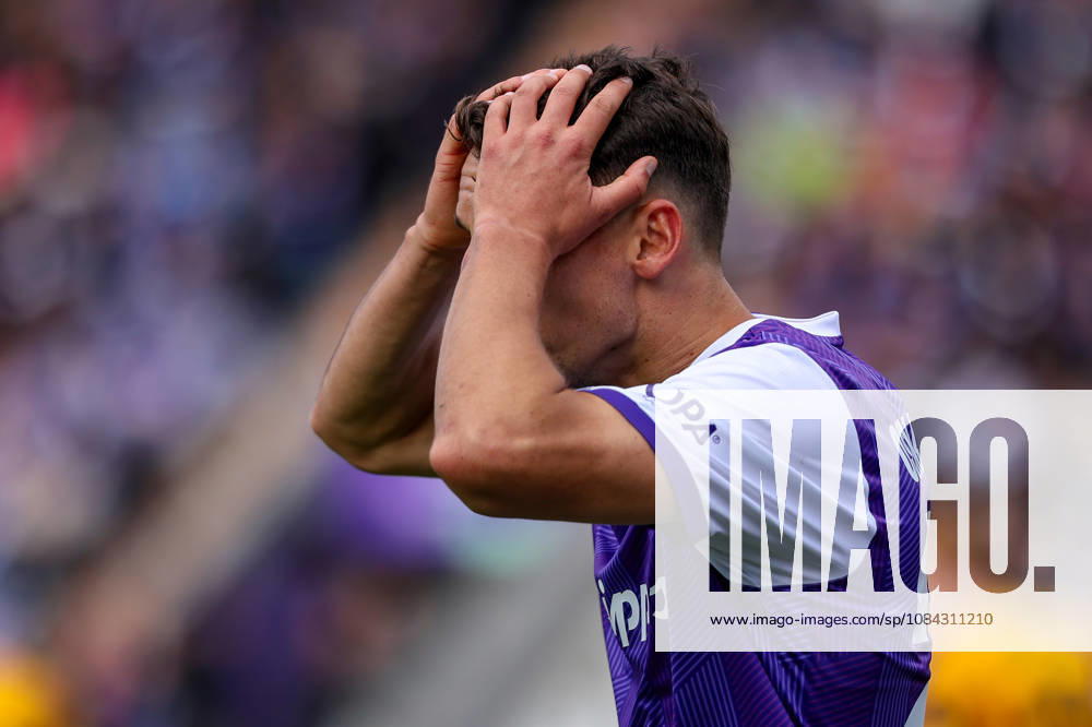 2026.10.10, Fußball, 2. Bundesliga, VfL Osnabrück - SG Dynamo Dresden, Stadion an der Bremer Brücke, 7.Spieltag, Saison 2026 2027: Robin Meissner (VfL Osnabrueck 11) geht sich enttaeuscht durch die Haare DFB regulations prohibit any use of photographs as image sequences and or quasi-video. Photo: WilkowskixPressefotoKochx Niedersachsen Deutschland
