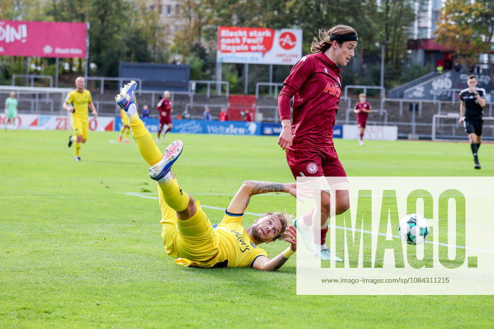 Fußball, SC Fortuna Köln - 1. FC Saarbrücken, 3.Liga, Südstation, 8. Spieltag, Saison 2026 2027: Bennit Bröger (Fortuna Koeln 38) im Zweikampf gegen Niko Bretschneider (1. FC Saarbrücken 28) DFB regulations prohibit any use of photographs as image sequences and or quasi-video. Nordrhein-Westfalen Deutschland