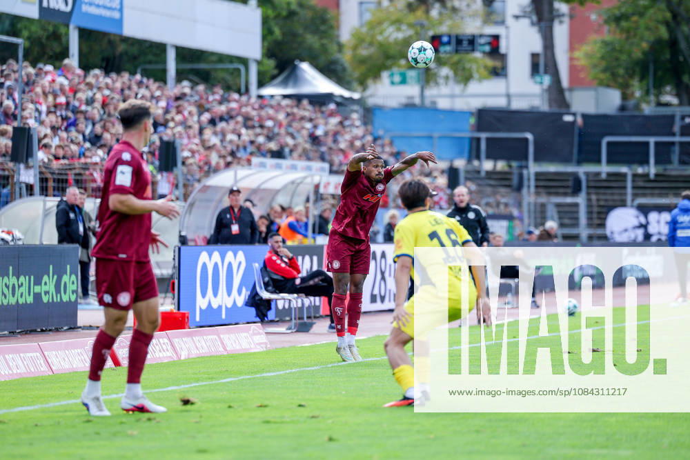 Fußball, SC Fortuna Köln - 1. FC Saarbrücken, 3.Liga, Südstation, 8. Spieltag, Saison 2026 2027: David Haider Kamm Al-Azzawe (Fortuna Koeln 15) beim Einwurf DFB regulations prohibit any use of photographs as image sequences and or quasi-video. Nordrhein-Westfalen Deutschland