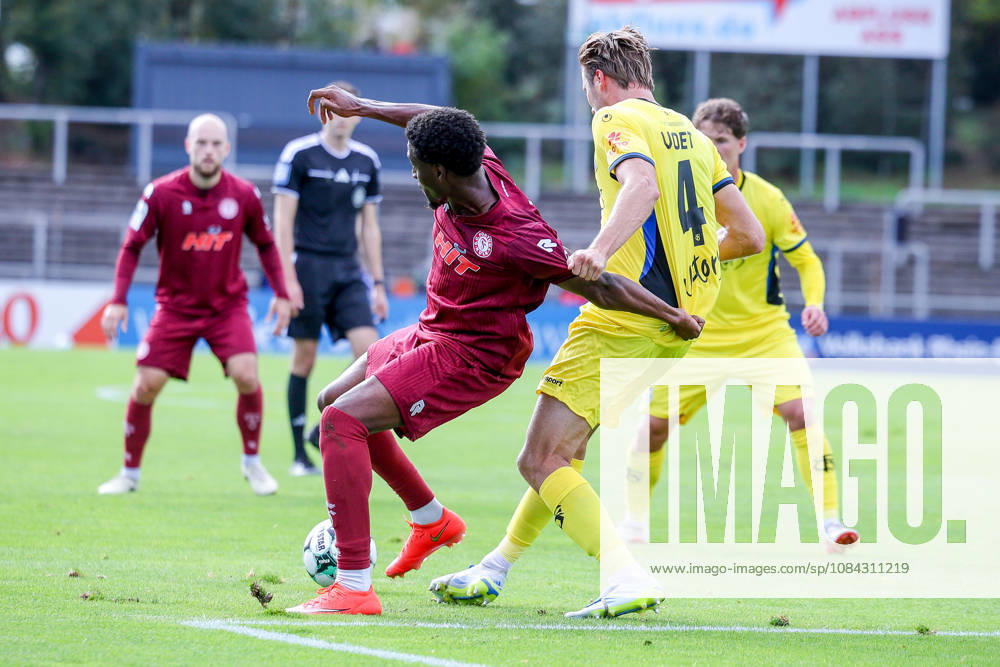 Fußball, SC Fortuna Köln - 1. FC Saarbrücken, 3.Liga, Südstation, 8. Spieltag, Saison 2026 2027: Romeo Aigbekaen (Fortuna Koeln 30) im Zweikampf gegen Florian Pick (1. FC Saarbrücken 20) DFB regulations prohibit any use of photographs as image sequences and or quasi-video. Nordrhein-Westfalen Deutschland