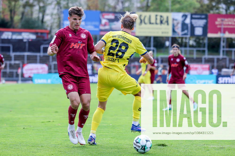 Fußball, SC Fortuna Köln - 1. FC Saarbrücken, 3.Liga, Südstation, 8. Spieltag, Saison 2026 2027: Nico Thier (Fortuna Koeln 07) im Zweikampf gegen Niko Bretschneider (1. FC Saarbrücken 28) DFB regulations prohibit any use of photographs as image sequences and or quasi-video. Nordrhein-Westfalen Deutschland