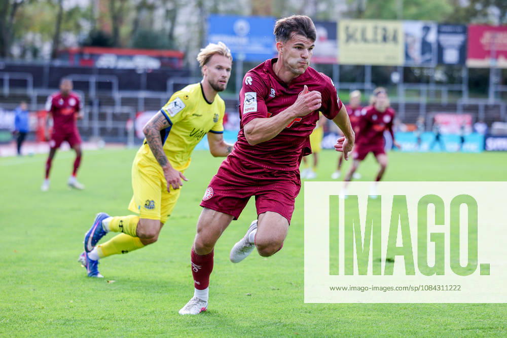 Fußball, SC Fortuna Köln - 1. FC Saarbrücken, 3.Liga, Südstation, 8. Spieltag, Saison 2026 2027: Nico Thier (Fortuna Koeln 07) im Zweikampf gegen Niko Bretschneider (1. FC Saarbrücken 28) DFB regulations prohibit any use of photographs as image sequences and or quasi-video. Nordrhein-Westfalen Deutschland