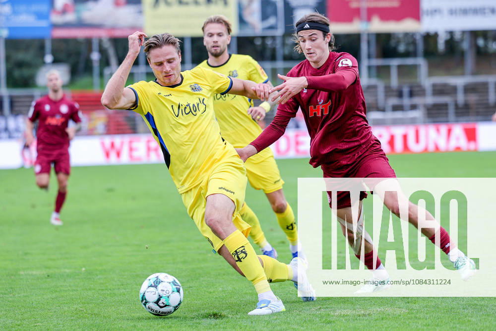 Fußball, SC Fortuna Köln - 1. FC Saarbrücken, 3.Liga, Südstation, 8. Spieltag, Saison 2026 2027: Bennit Bröger (Fortuna Koeln 38) im Zweikampf gegen Philip Fahrner (1. FC Saarbrücken 42) DFB regulations prohibit any use of photographs as image sequences and or quasi-video. Nordrhein-Westfalen Deutschland