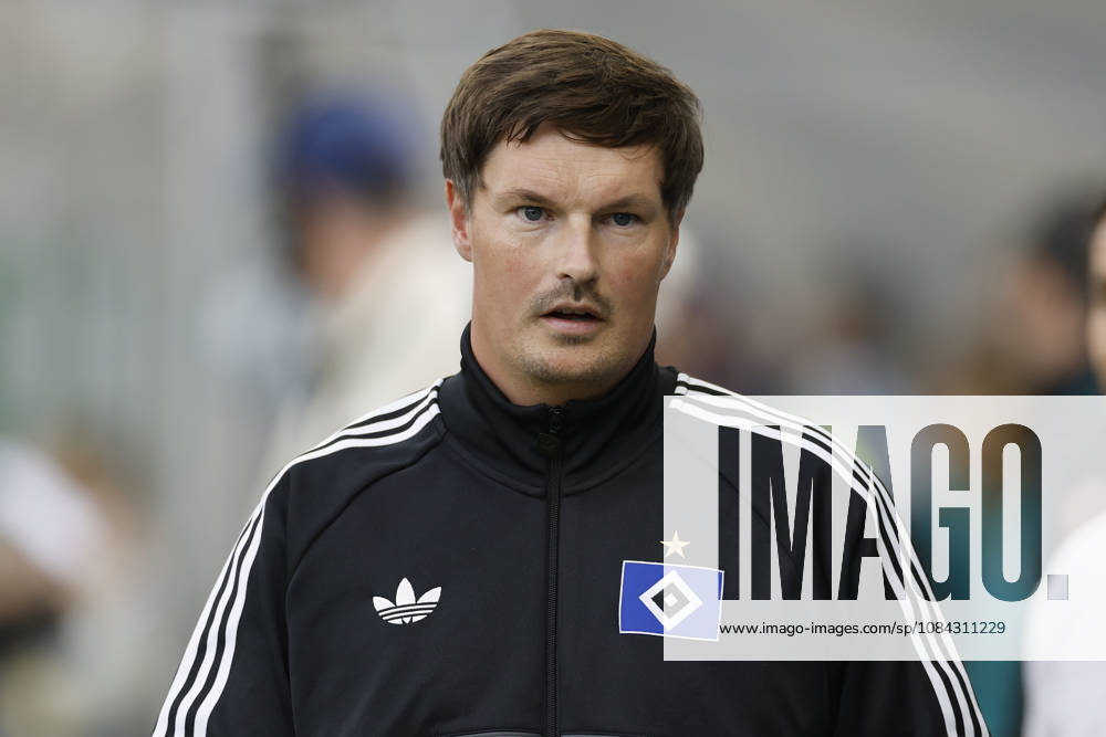 Trainer Merlin Polzin (HSV) im Bundesliga-Spiel zwischen der TSG 1899 Hoffenheim und dem Hamburger SV in der PreZero Arena, Sinsheim, Deutschland, am 10. Oktober 2026. in action during the Bundesliga match between TSG 1899 Hoffenheim and Hamburger SV at the PreZero Arena, Sinsheim, Germany, on October 10, 2026. DFB DFL REGULATIONS PROHIBIT ANY USE OF PHOTOGRAPHS AS IMAGE SEQUENCES AND OR QUASI-VIDEO,
