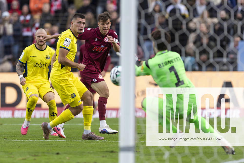3. Liga, Fortuna Köln - 1. FC Saarbrücken; 10.10.2026 Matteo Bignetti (1. FC Saarbrücken, 1) pariert einen Schuss von Nico Thier (Fortuna Köln, 7). 3. Liga, Fortuna Köln - 1. FC Saarbrücken, 8. Spieltag, am 10.10.2026, Südstadion, Köln. DFB regulations prohibit any use of photographs as image sequences and or quasi-video