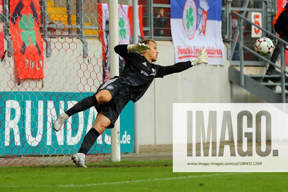 Torwart Paul Grave bei einem Schuss von Arda Süne. RWO - 1. FC Bocholt Ort: Oberhausen, Stadion Niederrhein Datum: 10.10.2026 Deutschland NRW Oberhausen