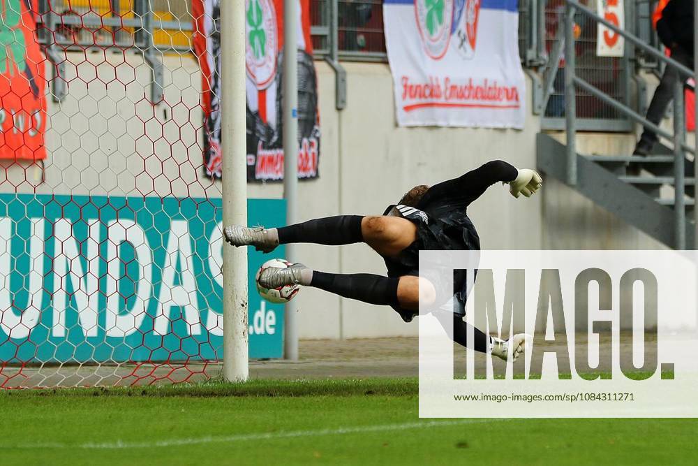 Torwart Paul Grave bei einem Schuss von Arda Süne. RWO - 1. FC Bocholt Ort: Oberhausen, Stadion Niederrhein Datum: 10.10.2026 Deutschland NRW Oberhausen