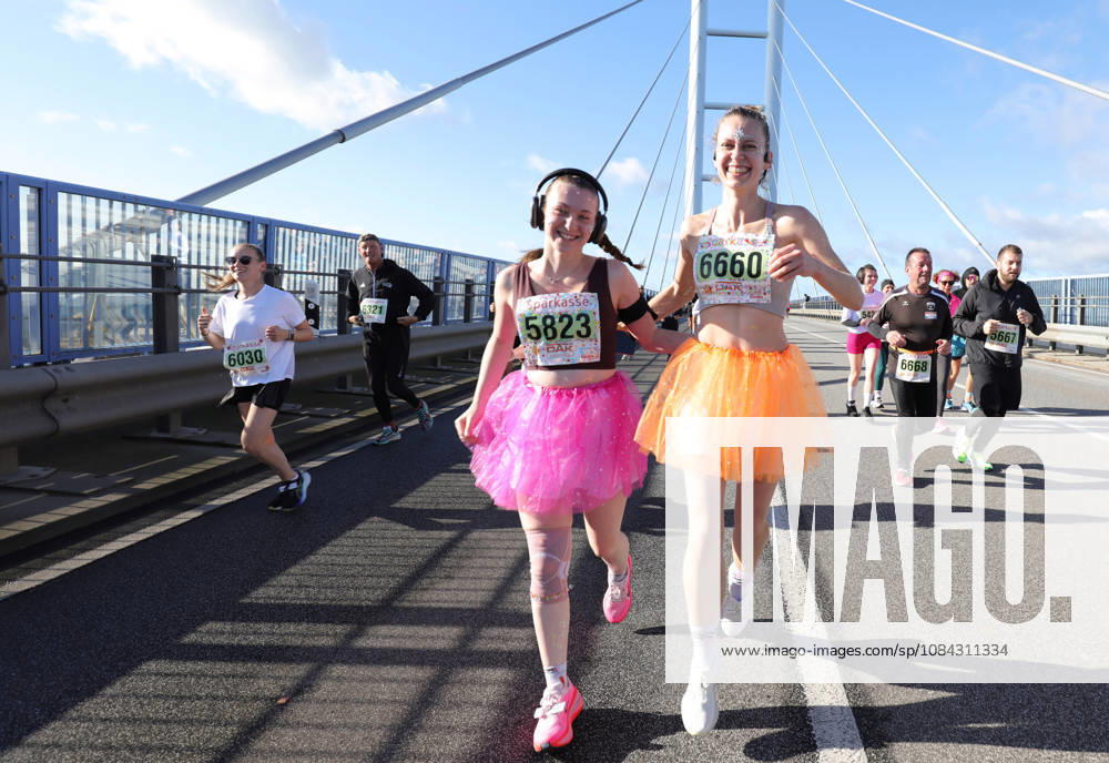 Wenn die Rügenbrücke den Läufern gehört Der 18. Rügenbrücken-Marathon feiert einen Teilnehmerrekord und zeigt, wie aus einer außergewöhnlichen Strecke ein sportliches Ereignis mit regionaler Strahlkraft geworden ist Es gibt Orte, an denen mehr ist als Bewegung. Orte, an denen sich Landschaft, Gemeinschaft und persönlicher Ehrgeiz zu einem besonderen Erlebnis verbinden. Die Rügenbrücke zwischen Stralsund und der Insel Rügen ist ein solcher Ort. Wo sich gewöhnlich der Verkehr über den Strelasund bewegt, gehören an diesem Sonnabend die Fahrbahnen den Läuferinnen und Läufern, den Walkern und den Kindern Menschen, die ihre eigenen Grenzen ausloten und zugleich Teil eines großen gemeinsamen Augenblicks werden. Der 18. Sparkassen Rügenbrücken-Marathon und DAK Lauf- und Walking Day am 10. Oktober 2026 setzt dabei eine neue Bestmarke: 7.565 Teilnehmerinnen und Teilnehmer haben sich angemeldet so viele wie noch nie. Damit wird das sportliche Ereignis auch zu einem eindrucksvollen Bekenntnis zur Anziehungskraft der Region Vorpommern. Das achtzehnte Lebensjahr, das die Veranstaltung in diesem Jahr erreicht, ist dabei mehr als eine hübsche Jubiläumszahl. Es markiert den Weg eines Sportereignisses, das sich längst im Veranstaltungskalender der Hansestadt etabliert hat und dessen Reiz weit über die Grenzen Mecklenburg-Vorpommerns hinausreicht. Sieben Strecken, ein gemeinsames Ziel Das Besondere an diesem Lauf ist seine Offenheit. Nicht allein die Ausdauerathleten, die sich der Königsdisziplin über 42,195 Kilometer stellen, prägen das Bild. Der Rügenbrücken-Marathon versteht sich ebenso als Einladung an Freizeitsportler, Familien, Kinder und Menschen, die lieber gehend als laufend unterwegs sind. Insgesamt sieben Strecken stehen zur Auswahl. Der Marathon führt über die Brücke hinaus auf die Insel Rügen und durch den Südwesten der Insel. Hinzu kommen Halbmarathon, Zehn-Kilometer-Lauf, kürzere Distanzen sowie Walking- und Nordic-W