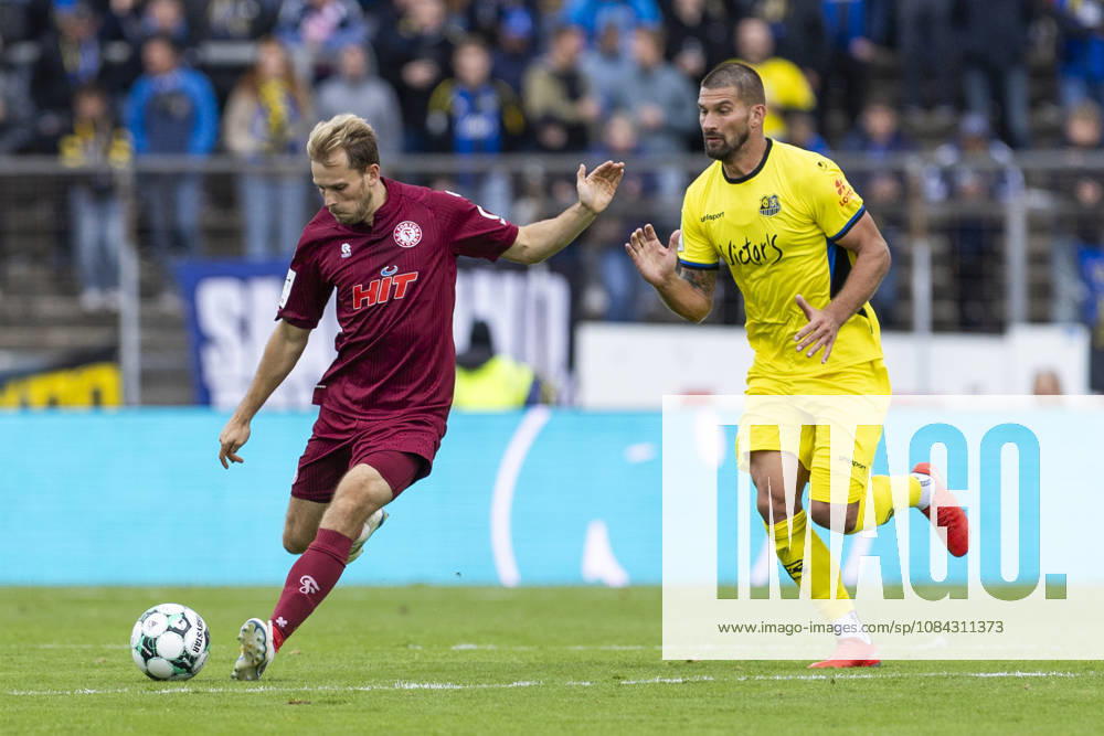 3. Liga, Fortuna Köln - 1. FC Saarbrücken; 10.10.2026 Georg Strauch (Fortuna Köln, 11), Kai Brünker (1. FC Saarbrücken, 9). 3. Liga, Fortuna Köln - 1. FC Saarbrücken, 8. Spieltag, am 10.10.2026, Südstadion, Köln. DFB regulations prohibit any use of photographs as image sequences and or quasi-video