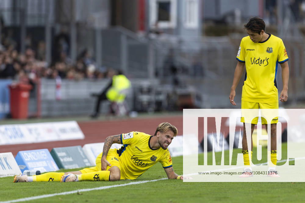 3. Liga, Fortuna Köln - 1. FC Saarbrücken; 10.10.2026 Niko Bretschneider (1. FC Saarbrücken, 28) mit Schmerzen, Seung-Joon Lee (1. FC Saarbrücken, 16) daneben. 3. Liga, Fortuna Köln - 1. FC Saarbrücken, 8. Spieltag, am 10.10.2026, Südstadion, Köln. DFB regulations prohibit any use of photographs as image sequences and or quasi-video