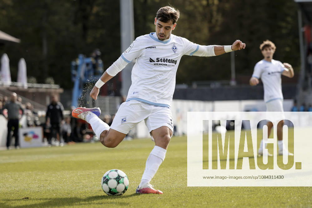 Fussball 3.Liga, SG Sonnenhof Grossaspach - SV Waldhof Mannheim v.l. Masca (SV Waldhof Mannheim, 11) mit der Hereingabe