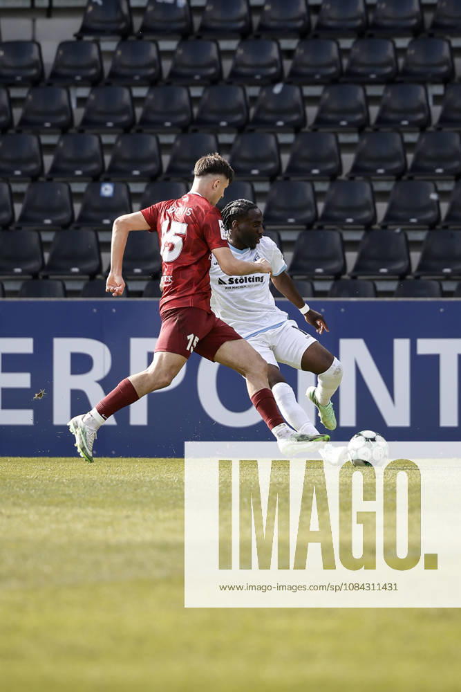 Fussball 3.Liga, SG Sonnenhof Grossaspach - SV Waldhof Mannheim v.l. Owono Keumo (SV Waldhof Mannheim, 17) erläuft den Ball