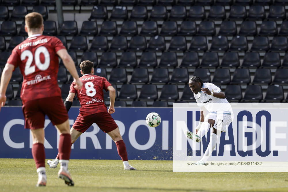 Fussball 3.Liga, SG Sonnenhof Grossaspach - SV Waldhof Mannheim v.l. Flanke von Owono Keumo (SV Waldhof Mannheim, 17)