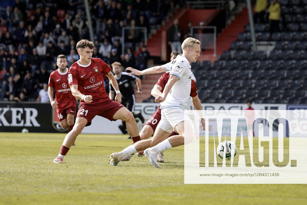 Fussball 3.Liga, SG Sonnenhof Grossaspach - SV Waldhof Mannheim v.l. Julian Rieckmann (SV Waldhof Mannheim, 21) hat den Ball im Strafraum
