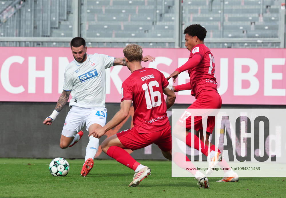 FC Würzburger Kickers- FC Hansa Rostock Würzburg 10.10..2026, Fußball 3.Liga FC Würzburger Kickers - FC Hansa Rostock Leon Dajuku FC Hansa Rostock mit Louis Breunig FC Würzburger Kickers- Akon Arena Bayern Deutschland