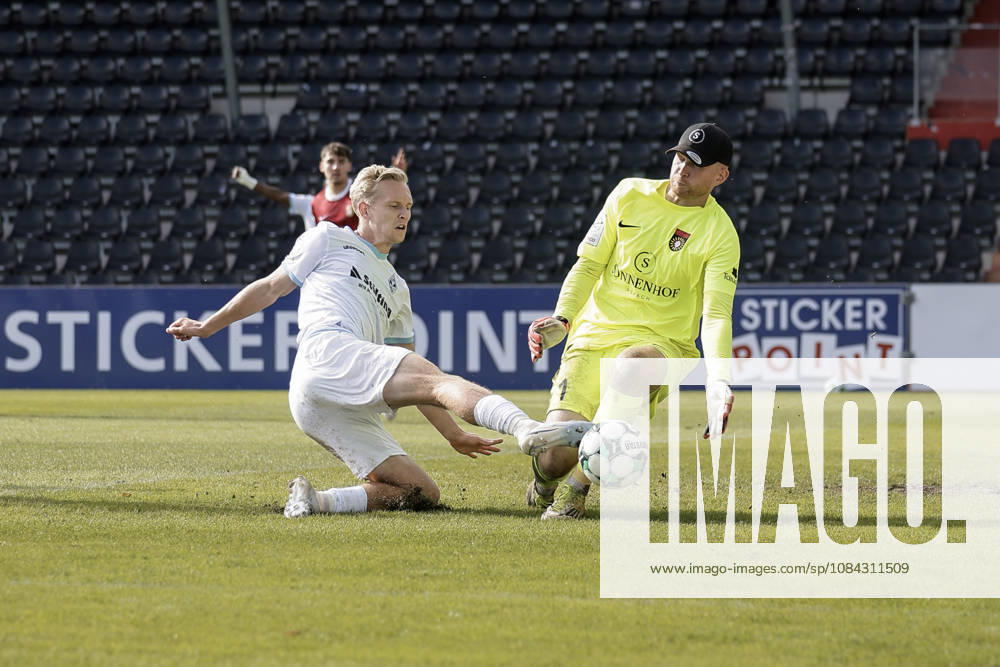 Fussball 3.Liga, SG Sonnenhof Grossaspach - SV Waldhof Mannheim v.l. der schuss von Julian Rieckmann (SV Waldhof Mannheim, 21) wird durch Maximilian Reule (SG Sonnenhof Großaspach, 1) geblockt