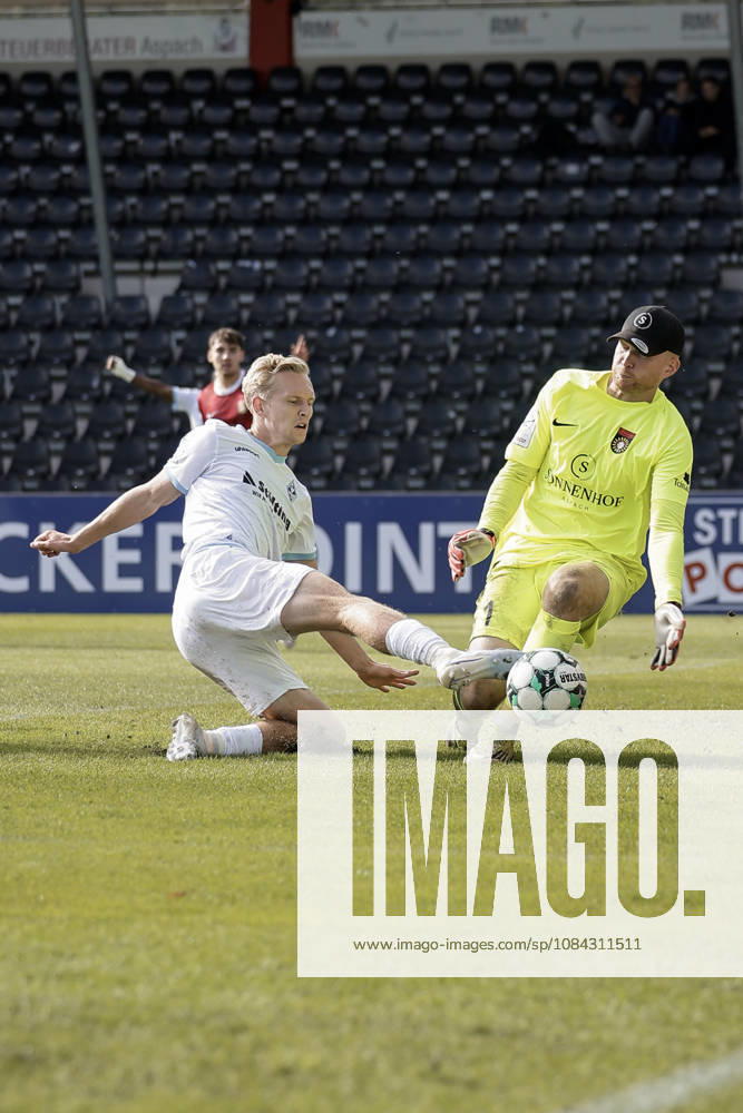 Fussball 3.Liga, SG Sonnenhof Grossaspach - SV Waldhof Mannheim v.l. der schuss von Julian Rieckmann (SV Waldhof Mannheim, 21) wird durch Maximilian Reule (SG Sonnenhof Großaspach, 1) geblockt