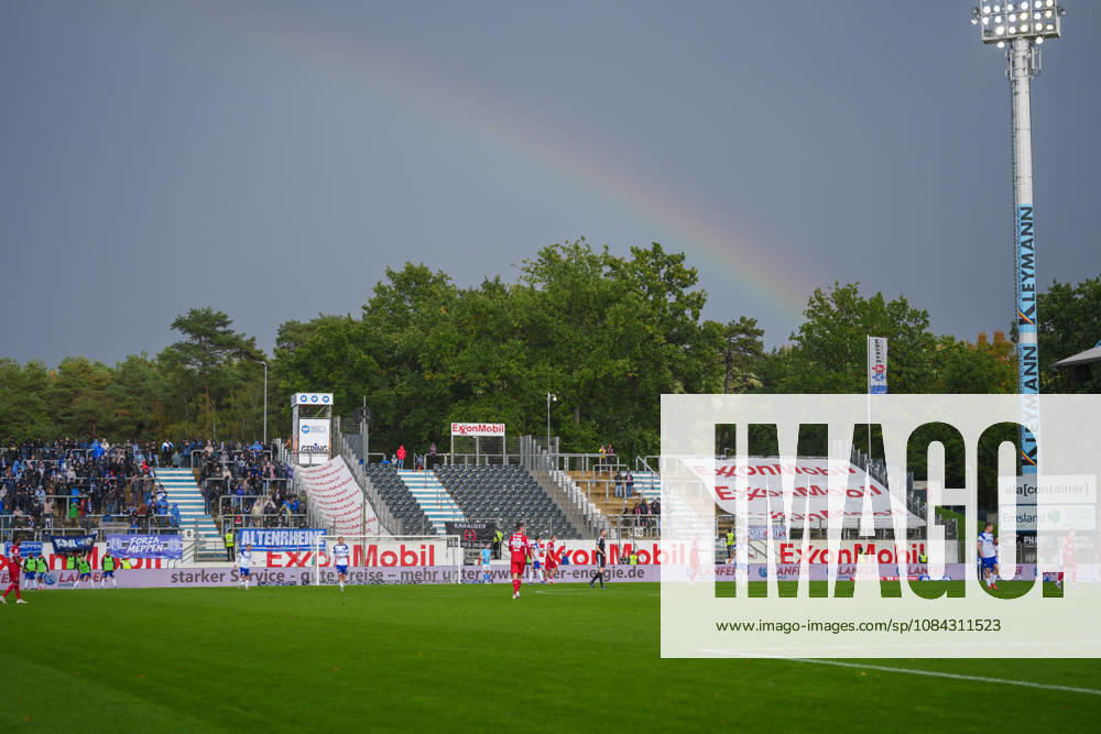 Deutschland: Fussball, 3. Liga, 8. Spieltag, Hänsch-Arena, Meppen, Emsland, Niedersachsen, SV Meppen vs. VfB Stuttgart U21, U 21 VfB Stuttgart II: Regenbogen über der Hänsch-Arena