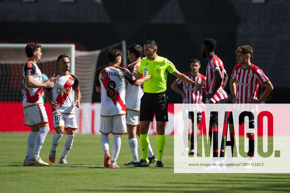 ESP: LaLiga EA Sports Rayo Vallecano v Athletic Club Jose Maria Sanchez Martinez referee talks with players rayo vallecano and athletic club, the match was suspended after Rayo Vallecano fans threw paper airplanes onto the pitch in protest against their president and due to a lack of cleaning services during LaLiga EA Sports between Rayo Vallecano v Athletic Club played at Vallecas Stadium in Madrid on October 10, 2026 in Spain Spain Futbol