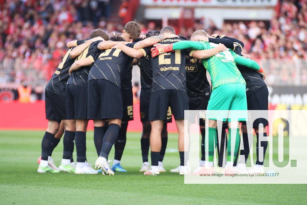 Berlin, Deutschland, 10.10.2026: Stadion Alte Försterei: 5. Spieltag, Saison 2026 27, 1. Fußball-Bundesliga: Union Berlin - SV Elversberg: Die Mannschaften des SV Elversberg macht einen Teamkreis vor Anpfiff.