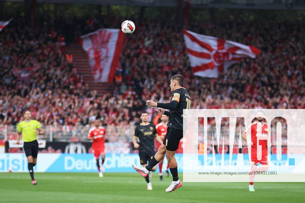 Berlin, Deutschland, 10.10.2026: Stadion Alte Försterei: 5. Spieltag, Saison 2026 27, 1. Fußball-Bundesliga: Union Berlin - SV Elversberg: Lukas Pinckert (19, SV Elversberg) am Ball.