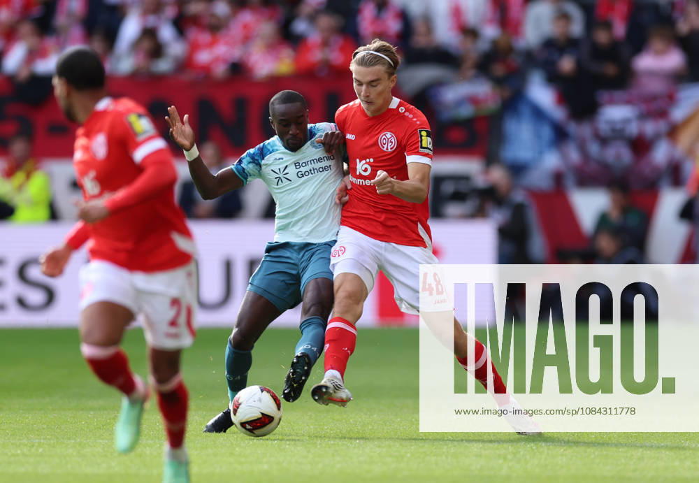 Fussball Bundesliga, 1. FSV Mainz 05 - Bayer 04 Leverkusen, v.l., Moussa Diaby (Bayer 04 Leverkusen), Kacper Potulski (FSV Mainz 05) DFL DFB REGULATIONS PROHIBIT ANY USE OF PHOTOGRAPHS AS IMAGE SEQUENCES AND OR QUASI-VIDEO.