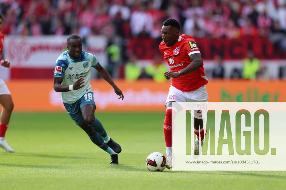 Fussball Bundesliga, 1. FSV Mainz 05 - Bayer 04 Leverkusen, v.l., Moussa Diaby (Bayer 04 Leverkusen), Sheraldo Becker (FSV Mainz 05) DFL DFB REGULATIONS PROHIBIT ANY USE OF PHOTOGRAPHS AS IMAGE SEQUENCES AND OR QUASI-VIDEO.