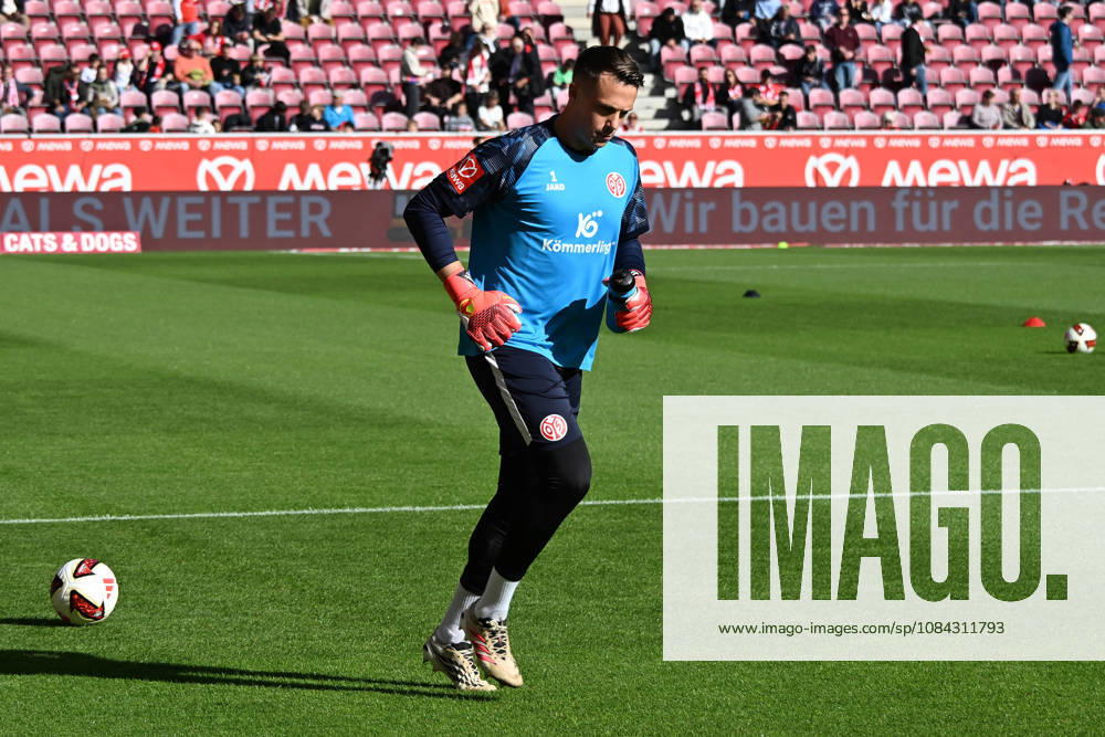 Fussball 1.Bundesliga, FSV Mainz 05 - Bayer 04 Leverkusen v.l. Warmup warm up Aufwärmen aufwärmen vor dem Spiel Alexander Schwolow (FSV Mainz 05) Mainz