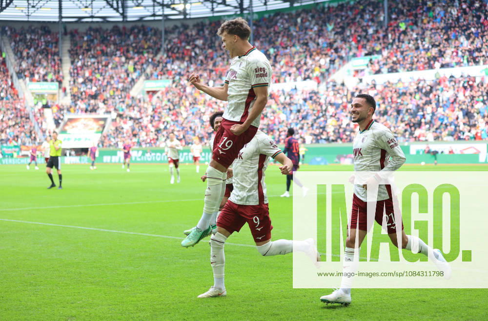 Fussball, Herren, Saison 2026 2027, FC Augsburg - FC Bayern München, Bundesliga, WWK Arena 1:0 durch Robin Fellhauer (FC Augsburg) Tor, Torjubel, Jubelsprung DFL DFB regulations prohibit any use of photographs as image sequences and or quasi-video