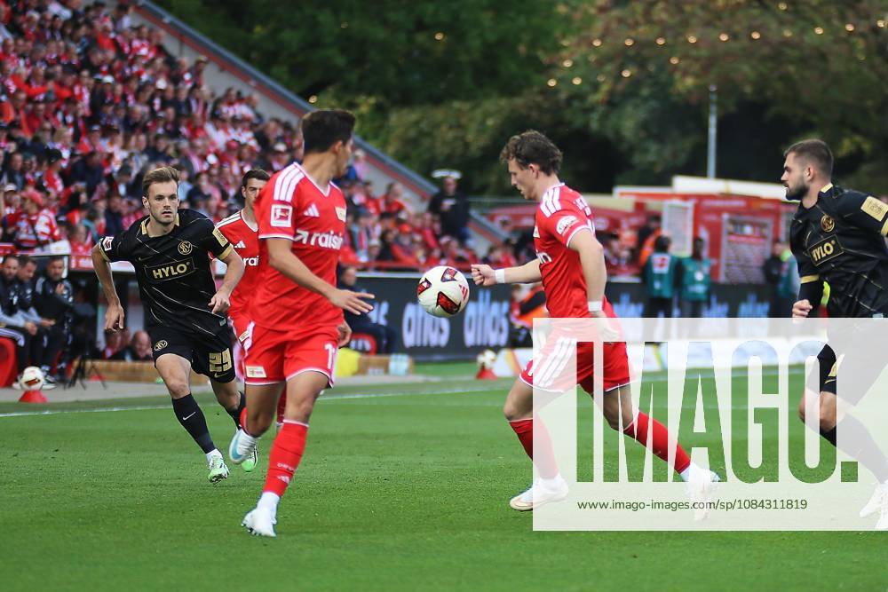 Berlin, Deutschland, 10.10.2026: Stadion Alte Försterei: 5. Spieltag, Saison 2026 27, 1. Fußball-Bundesliga: Union Berlin - SV Elversberg: Tim Skarke (21, Union Berlin) am Ball.