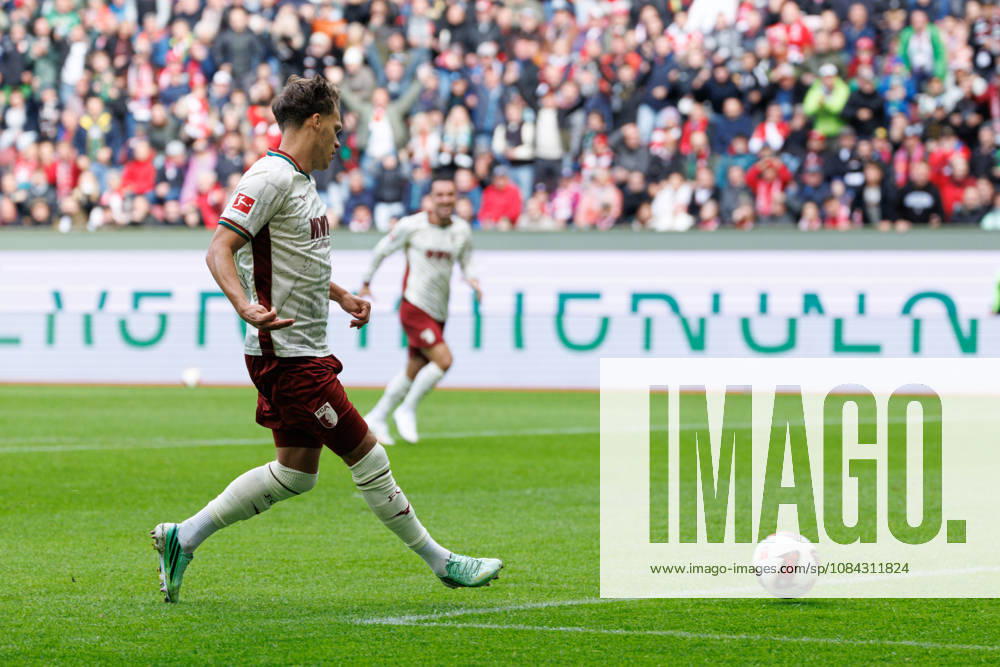 Robin Fellhauer (19, FC Augsburg) Tor zum 1 : 0 beim Spiel zwischen FC Augsburg v FC Bayern München, Fussball, Herren, Bundesliga, 2026 2027, 5.Spieltag am 10.10.2026 in Augsburg, WWK ARENA. DFL and DFB regulations prohibit any use of photographs as image sequences and or quasi-video. Bayern Deutschland