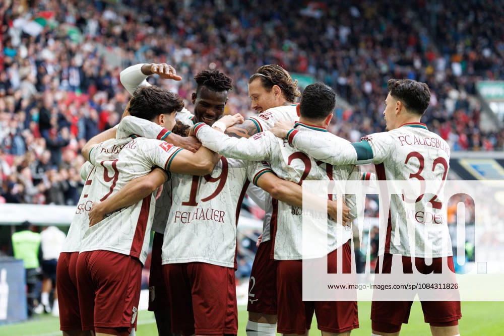 Team (FC Augsburg) Tor zum 1 : 0 beim Spiel zwischen FC Augsburg v FC Bayern München, Fussball, Herren, Bundesliga, 2026 2027, 5.Spieltag am 10.10.2026 in Augsburg, WWK ARENA. DFL and DFB regulations prohibit any use of photographs as image sequences and or quasi-video. Bayern Deutschland