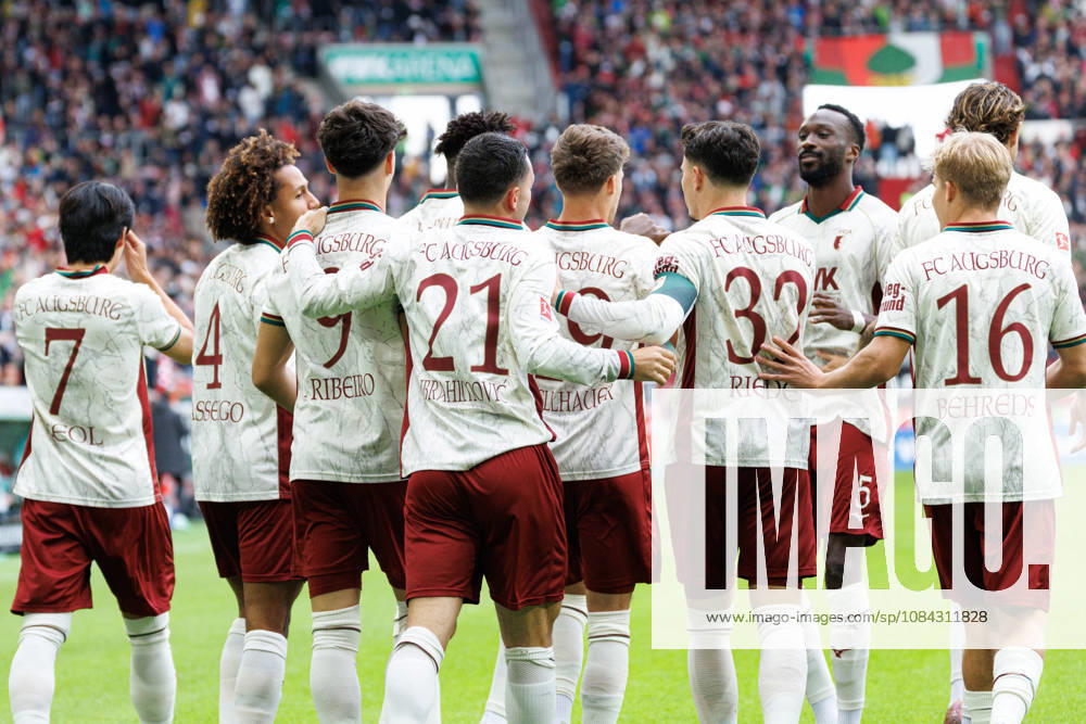 Team (FC Augsburg) Tor zum 1 : 0 beim Spiel zwischen FC Augsburg v FC Bayern München, Fussball, Herren, Bundesliga, 2026 2027, 5.Spieltag am 10.10.2026 in Augsburg, WWK ARENA. DFL and DFB regulations prohibit any use of photographs as image sequences and or quasi-video. Bayern Deutschland
