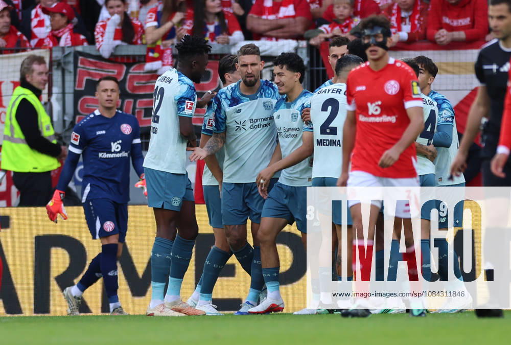 Fussball Bundesliga, 1. FSV Mainz 05 - Bayer 04 Leverkusen, v.l., Torjubel zum 0:1 durch Robert Andrich (Bayer 04 Leverkusen), Goal celebration, celebrate the goal DFL DFB REGULATIONS PROHIBIT ANY USE OF PHOTOGRAPHS AS IMAGE SEQUENCES AND OR QUASI-VIDEO.