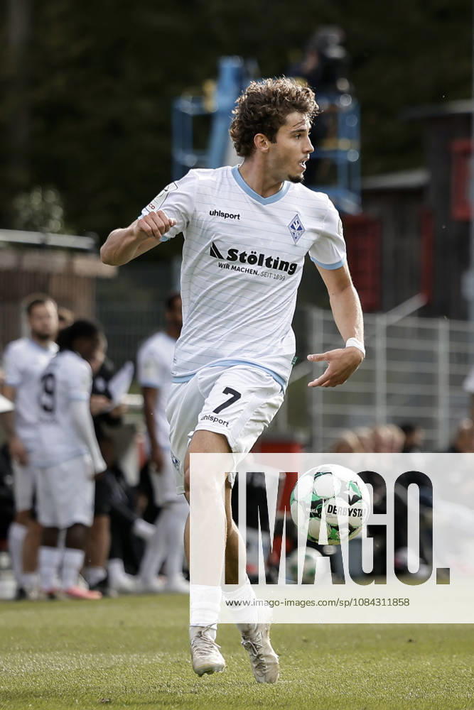 Fussball 3.Liga, SG Sonnenhof Grossaspach - SV Waldhof Mannheim v.l. Lovis Bierschenk (SV Waldhof Mannheim, 7) am Ball