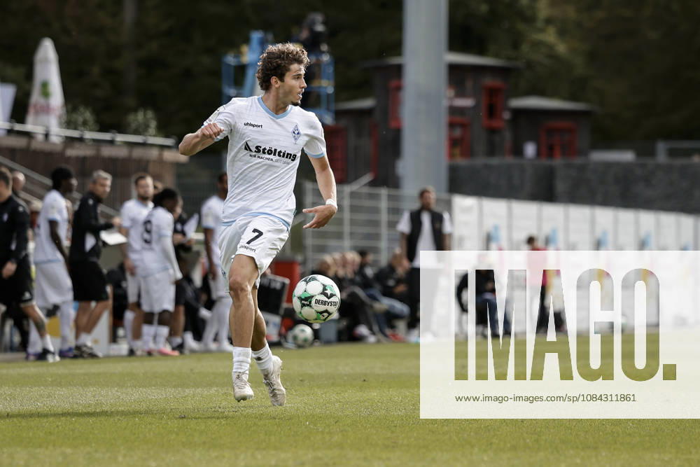 Fussball 3.Liga, SG Sonnenhof Grossaspach - SV Waldhof Mannheim v.l. Lovis Bierschenk (SV Waldhof Mannheim, 7) am Ball