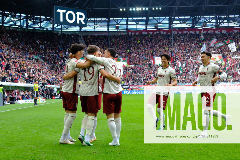 Robin Fellhauer (19 Augsburg) , Arijon Ibrahimovic (21 Augsburg) , Youngwoo Seol (7 Augsburg) , Fabian Rieder (32 Augsburg) jubeln über das Tor zum 1-0 beim Bundesligaspiel FC Augsburg - FC Bayern München am 10.10.2026.