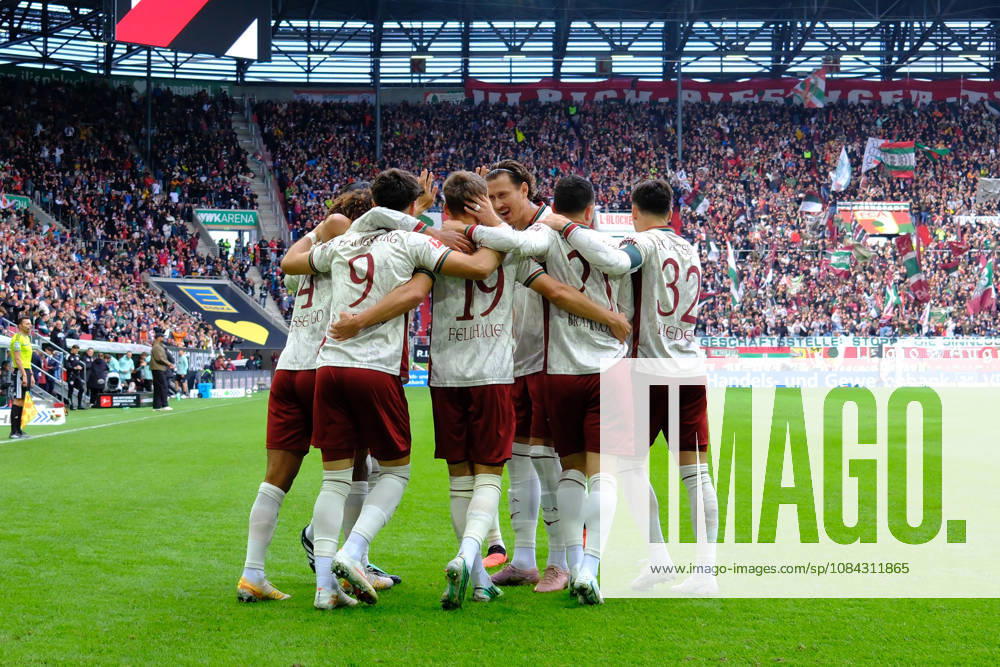 Robin Fellhauer (19 Augsburg) , Arijon Ibrahimovic (21 Augsburg) , Youngwoo Seol (7 Augsburg) , Fabian Rieder (32 Augsburg) jubeln über das Tor zum 1-0 beim Bundesligaspiel FC Augsburg - FC Bayern München am 10.10.2026.